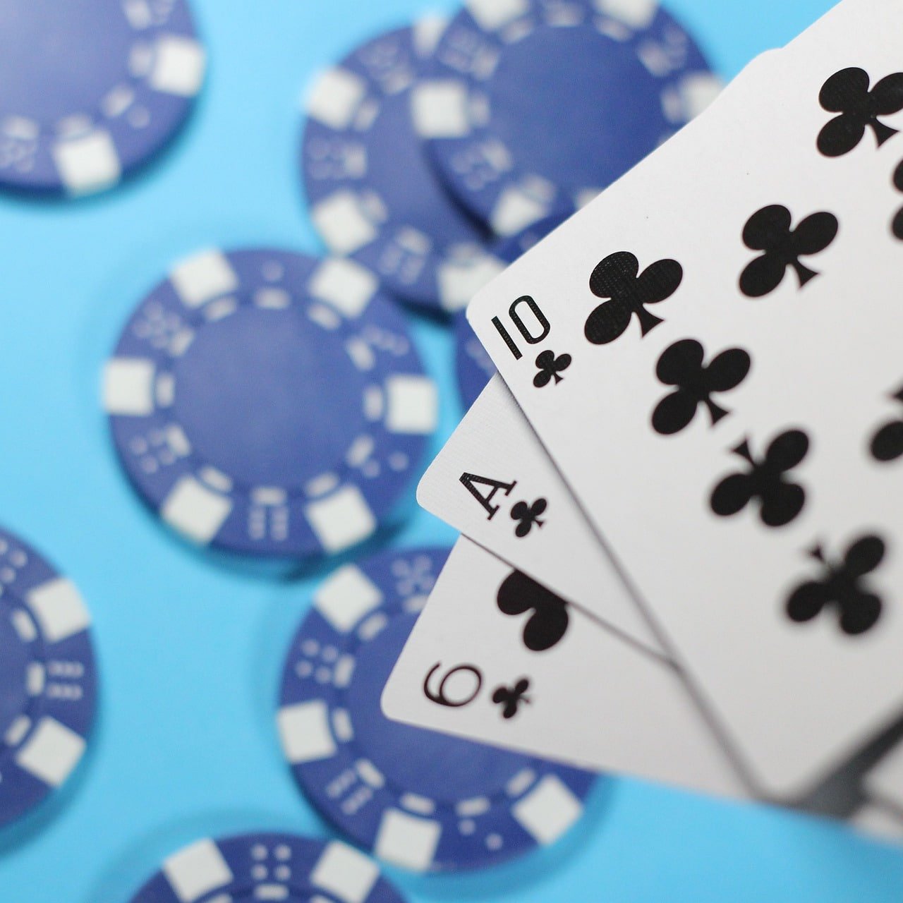 6win APP ကို မြန်မာကစားသမားများ မိုဘိုင်းဖုန်းဖြင့် ကစားနေသောပုံ
